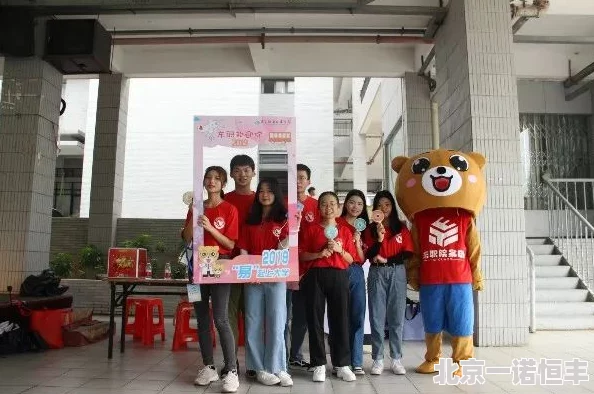 门卫和校花校园内新开设的咖啡馆吸引了众多学生前来打卡