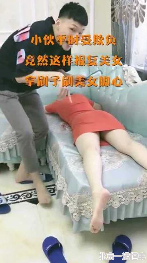 挠美女英语老师丝袜脚心简书据说班上男生都偷偷关注她的ins经常晒各种高跟鞋