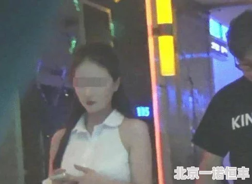 狠噜深夜现身KTV与神秘女子举止亲密疑似新恋情曝光