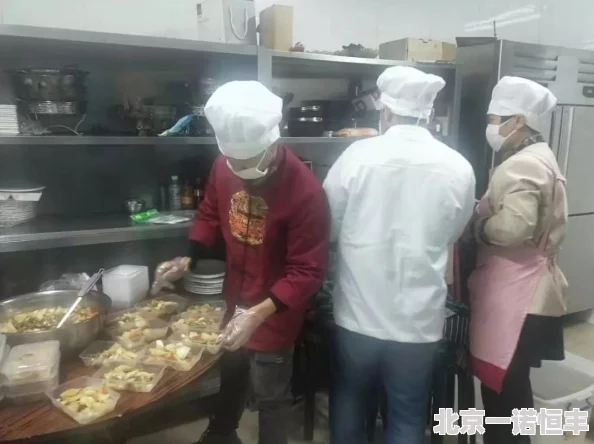 春光辉荒野剧组盒饭好吃到连隔壁剧组都来蹭饭据说男女主戏外也经常一起吃